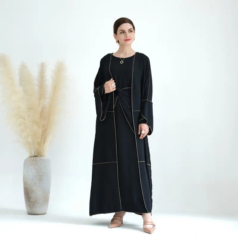 Ensemble 4 pièces pour femmes musulmanes, robe abaya ouverte froissée, comprenant une abaya, un cache-cœur, une robe intérieure sans manches et un foulard hijab.
