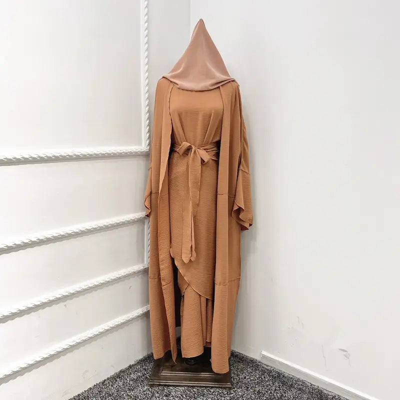 Ensemble 4 pièces pour femmes musulmanes, robe abaya ouverte froissée, comprenant une abaya, un cache-cœur, une robe intérieure sans manches et un foulard hijab.