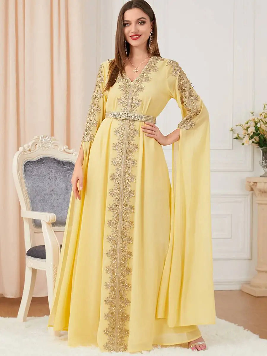 Robe caftan en mousseline de soie pour femme arabe du Moyen-Orient, idéale pour une soirée ou un mariage.