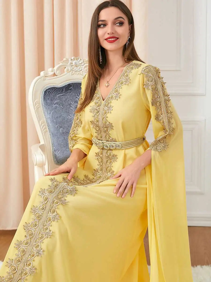 Robe caftan en mousseline de soie pour femme arabe du Moyen-Orient, idéale pour une soirée ou un mariage.