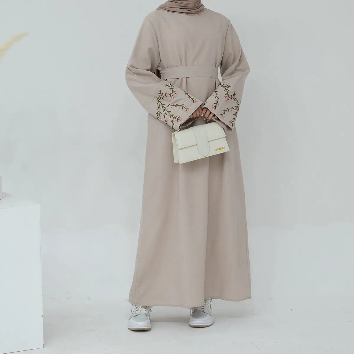 Robe Abaya brodée de fleurs
