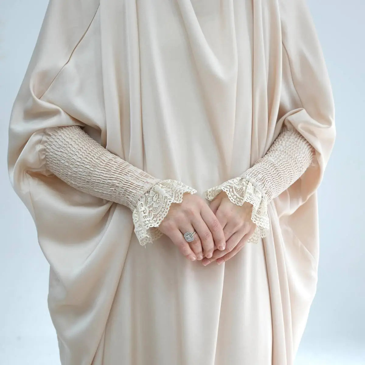 Robe de prière jilbab abaya à volants avec poignets en dentelle satinée