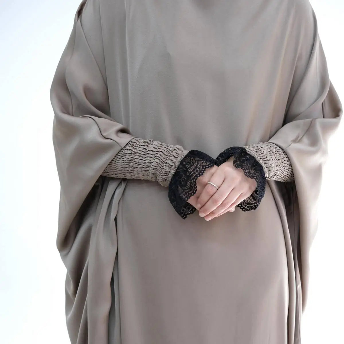 Robe de prière jilbab abaya à volants avec poignets en dentelle satinée