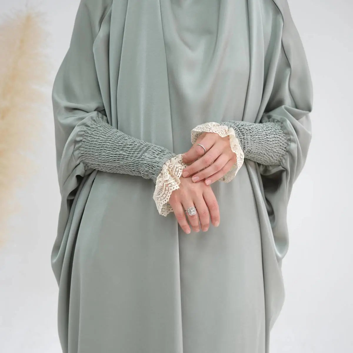 Robe de prière jilbab abaya à volants avec poignets en dentelle satinée