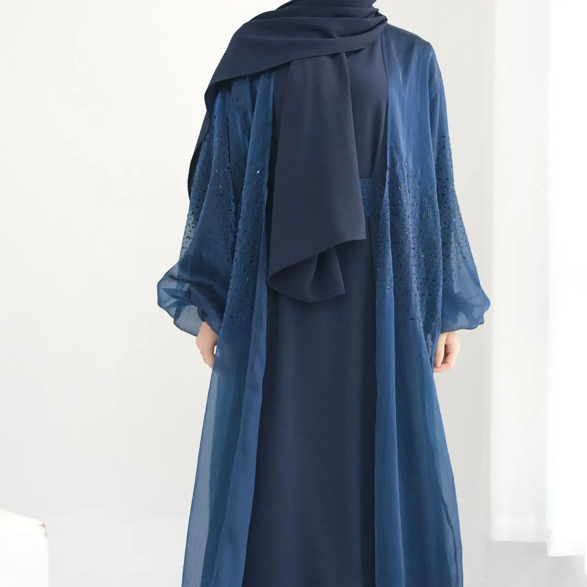 Ensemble 2 pièces robe abaya ouverte à manches bouffantes et froissées