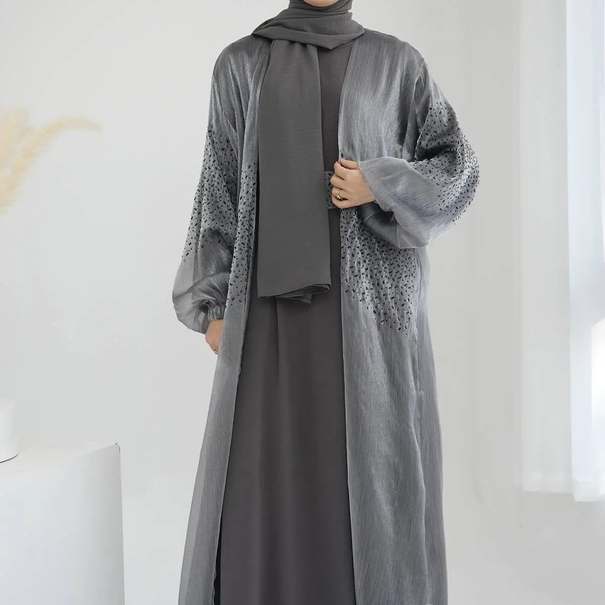 Ensemble 2 pièces robe abaya ouverte à manches bouffantes et froissées
