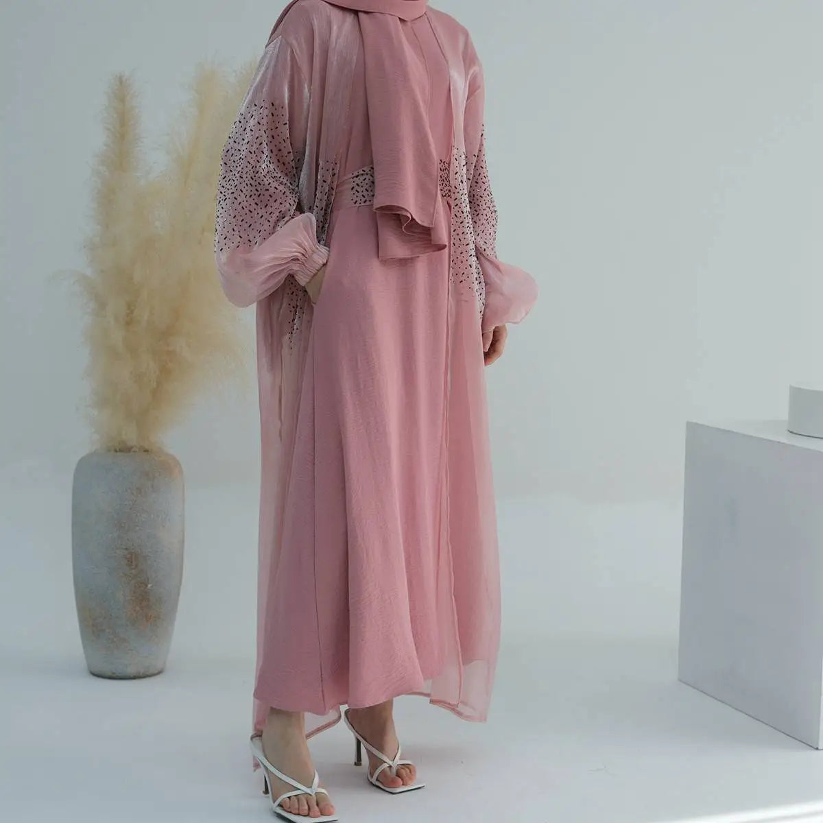 Ensemble 2 pièces robe abaya ouverte à manches bouffantes et froissées