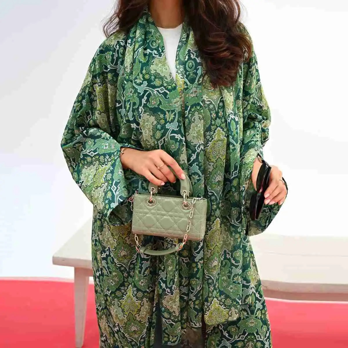 Robe Abaya ouverte avec cardigan imprimé floral vert et hijab assorti