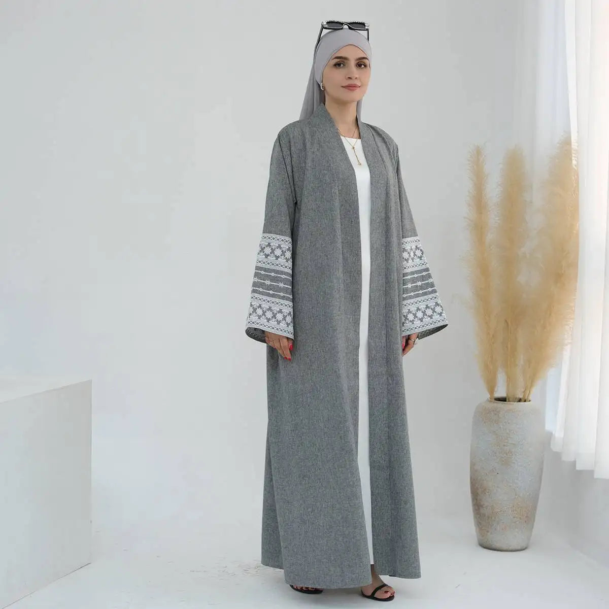Robe Abaya ouverte avec cardigan à manches brodées
