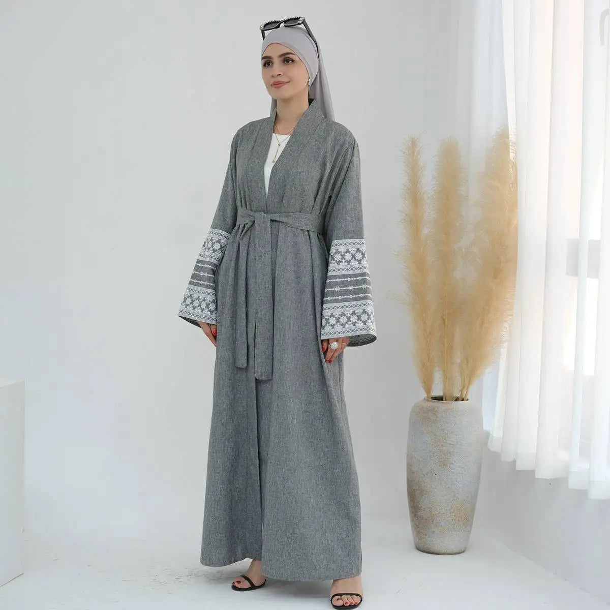 Robe Abaya ouverte avec cardigan à manches brodées
