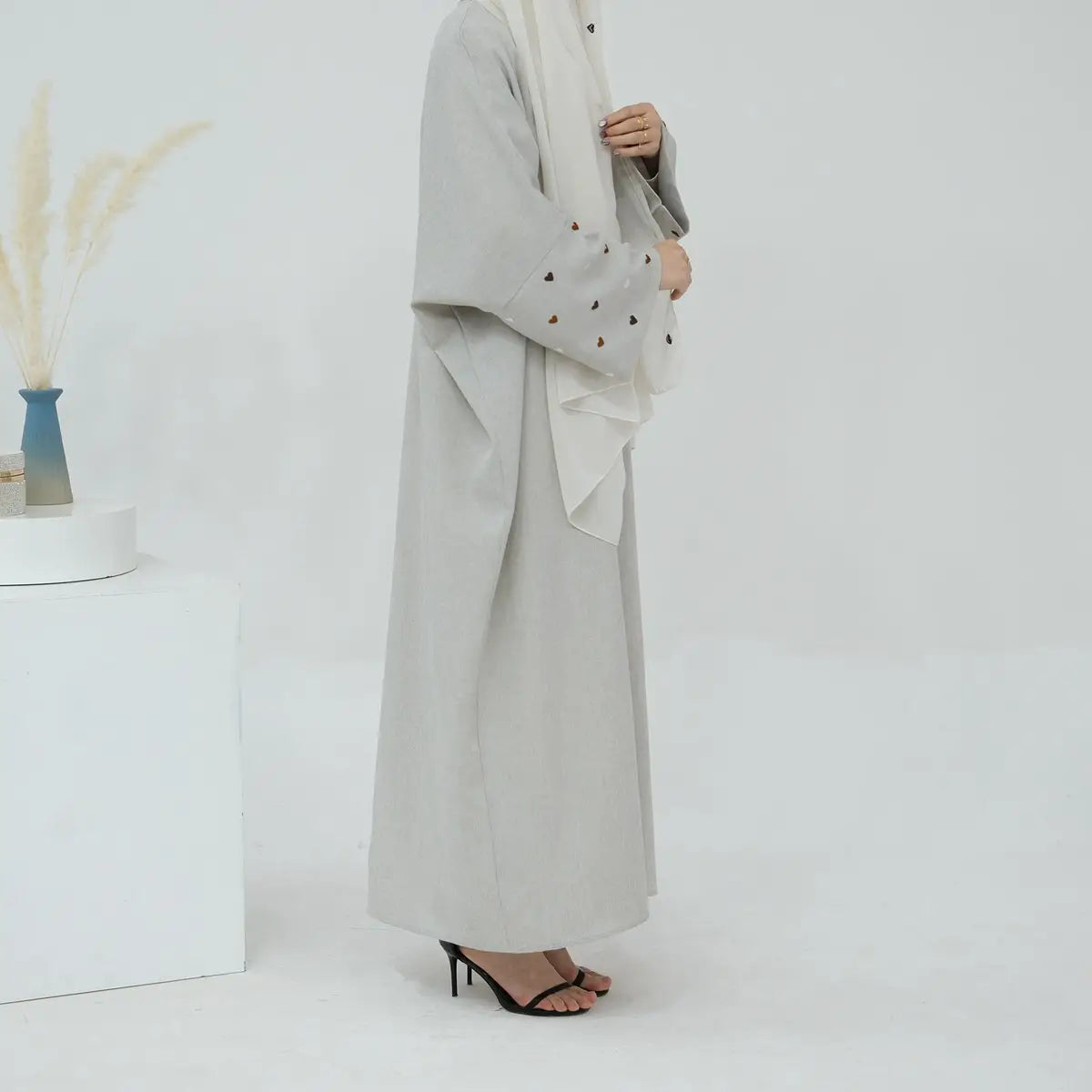 Robe Abaya ouverte avec cardigan brodé en forme de cœur