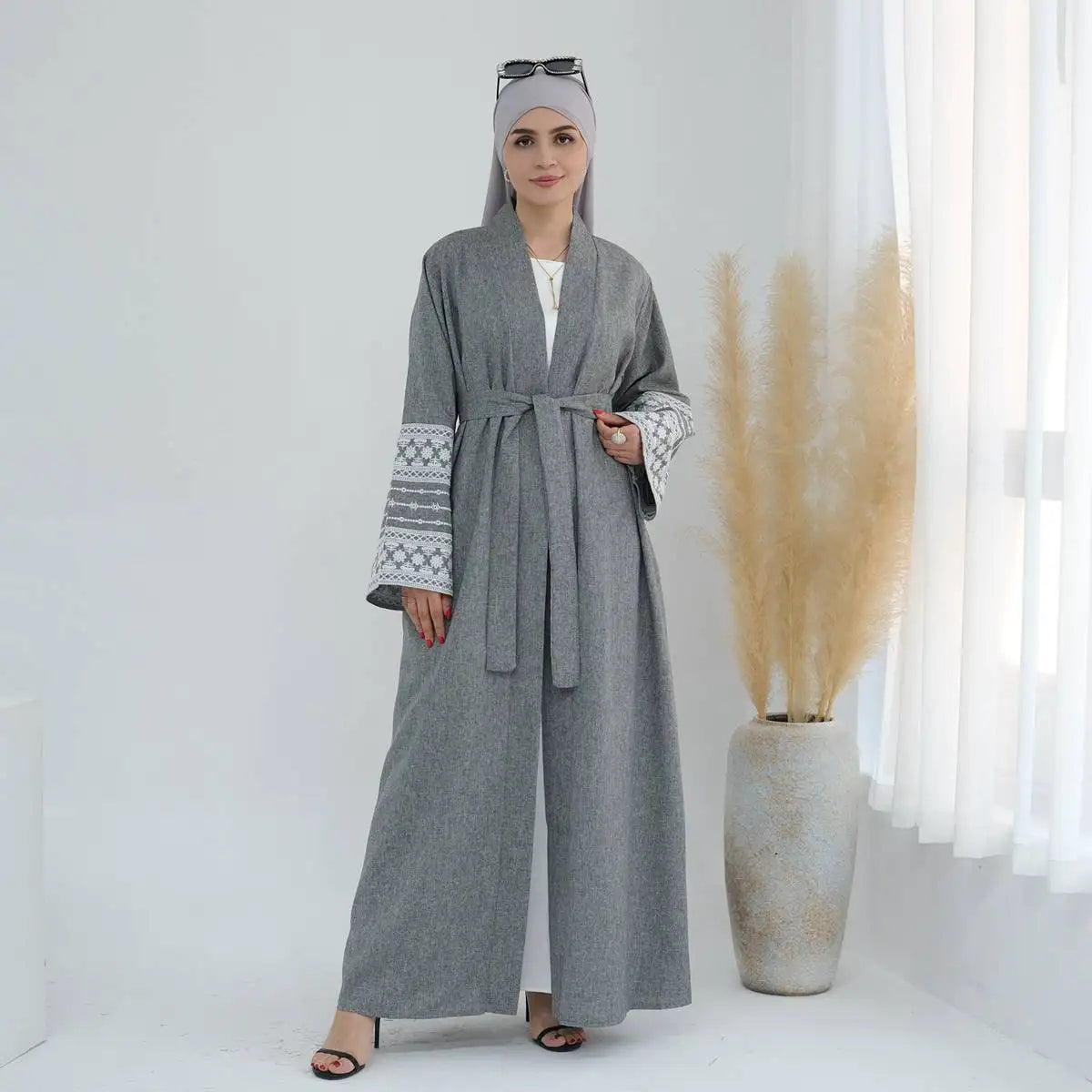 Robe Abaya ouverte avec cardigan à manches brodées