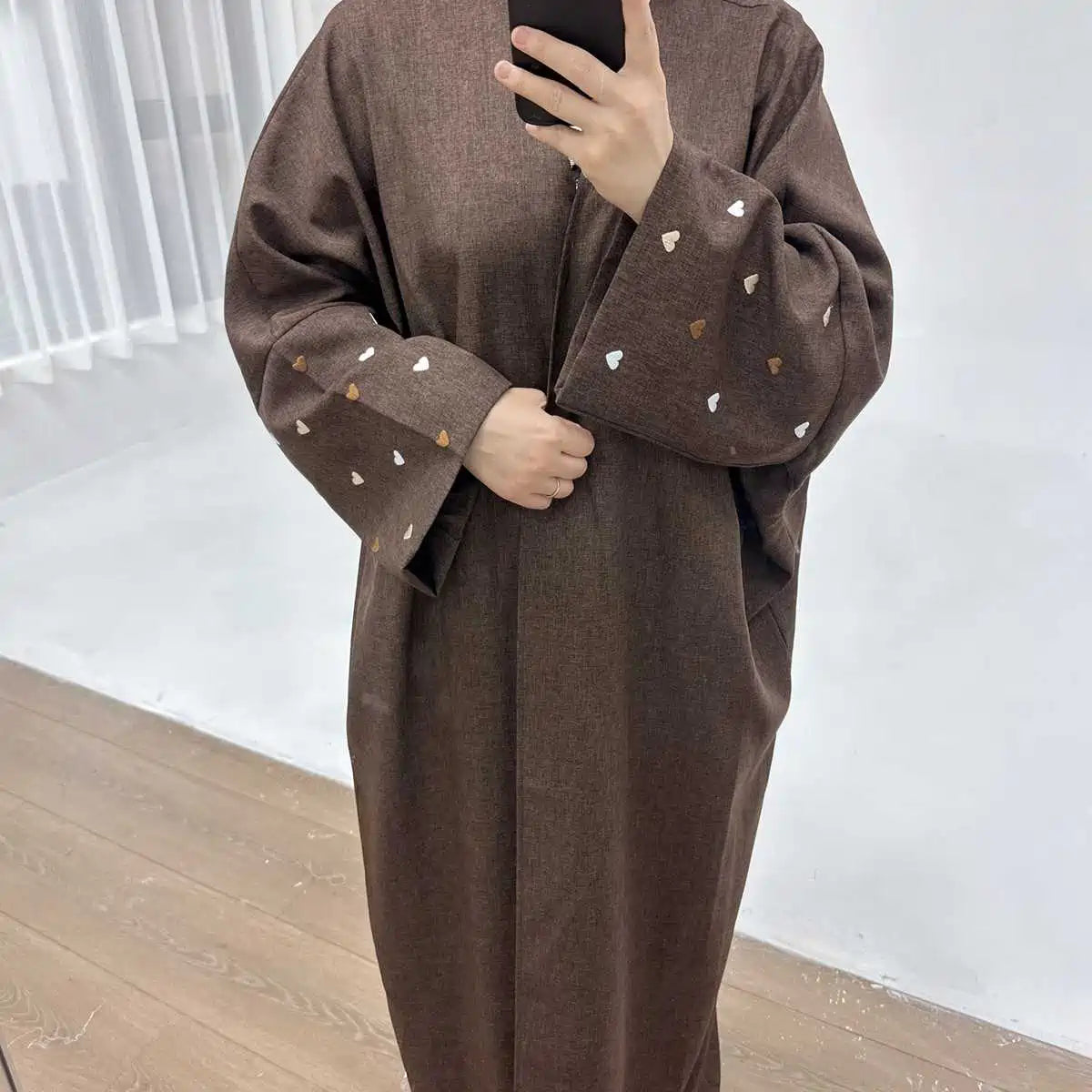 Robe Abaya ouverte avec cardigan brodé en forme de cœur