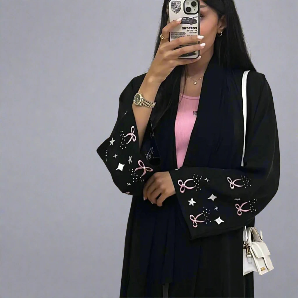 Robe Abaya ouverte en satin avec broderie hijab et poignets
