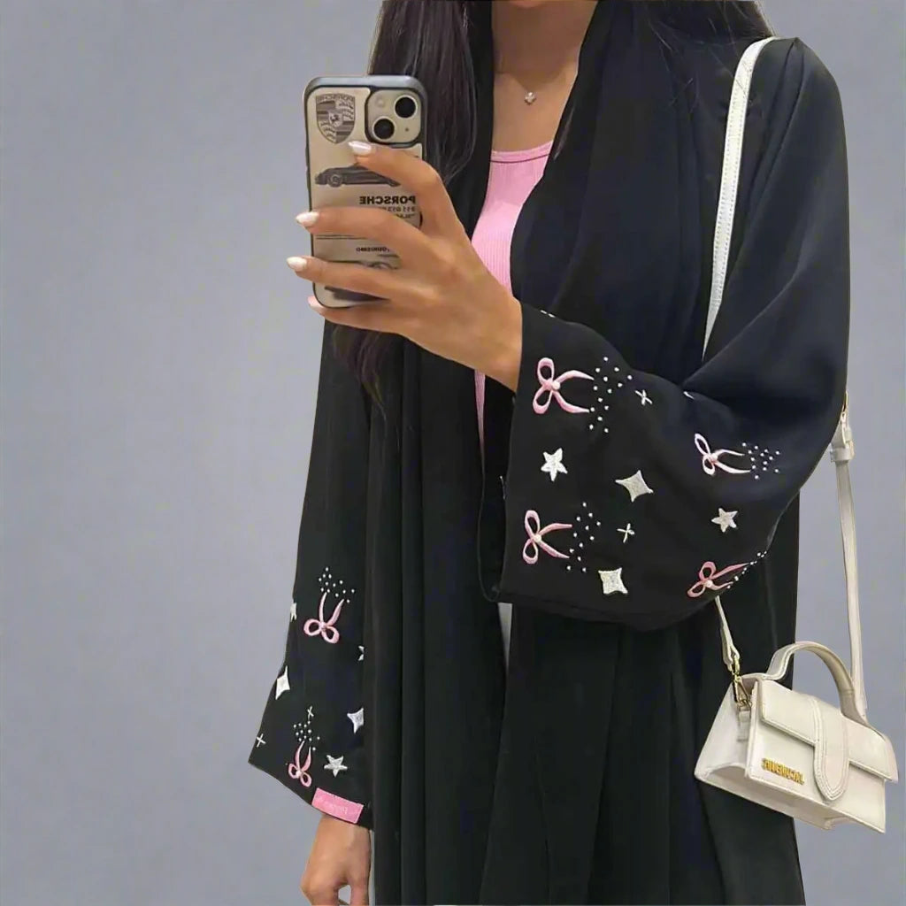 Robe Abaya ouverte en satin avec broderie hijab et poignets