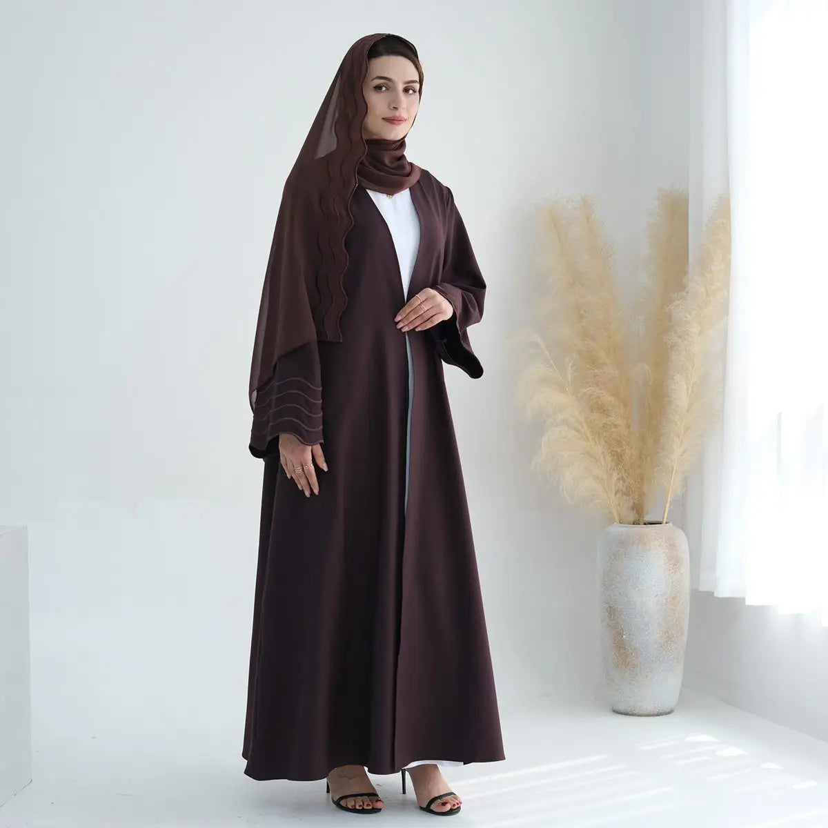 Robe Abaya ouverte avec cardigan à manches brodées Hijab