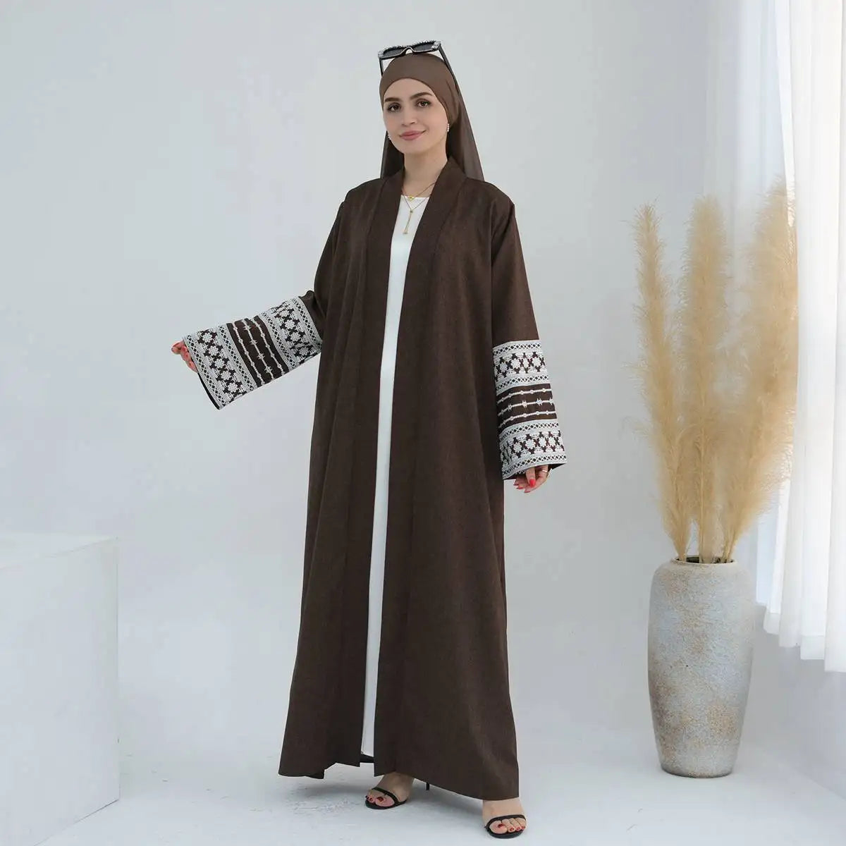 Robe Abaya ouverte avec cardigan à manches brodées