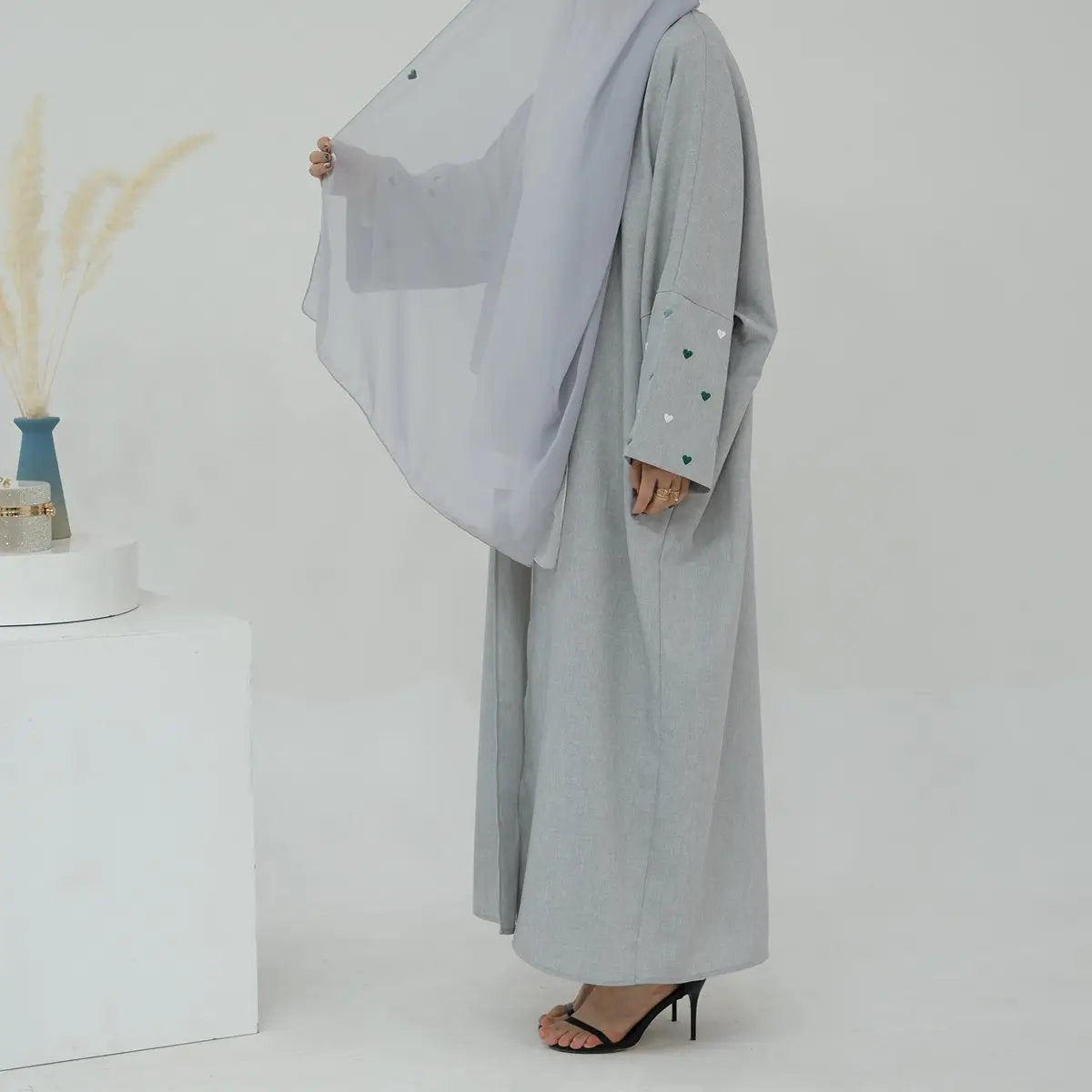 Robe Abaya ouverte avec cardigan brodé en forme de cœur
