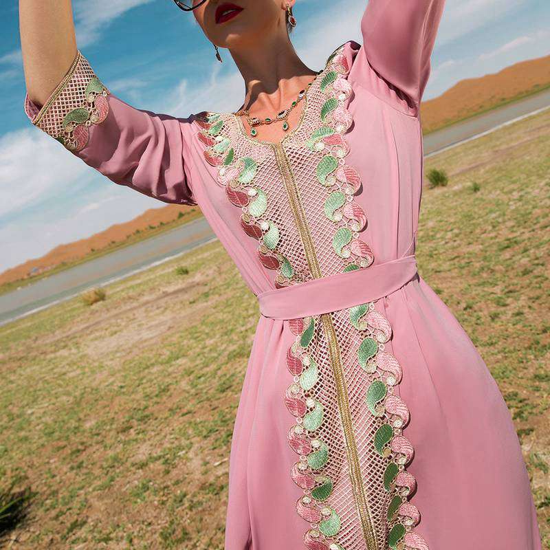 Robe caftan élégante vintage du Moyen-Orient pour femme avec dentelle brodée