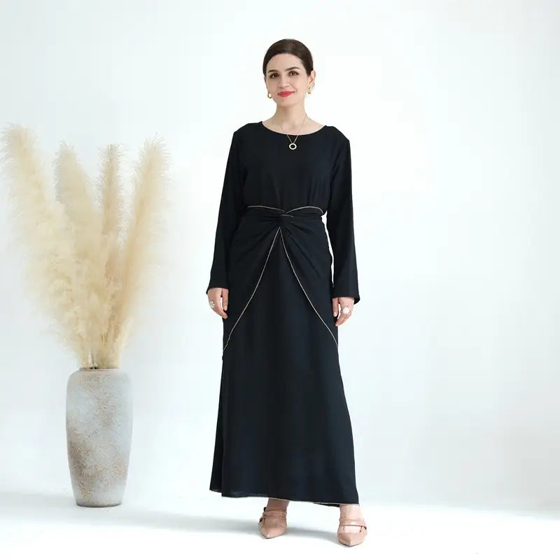Ensemble 4 pièces pour femmes musulmanes, robe abaya ouverte froissée, comprenant une abaya, un cache-cœur, une robe intérieure sans manches et un foulard hijab.