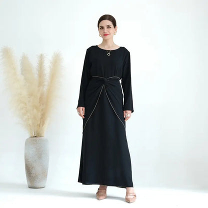 Ensemble 4 pièces pour femmes musulmanes, robe abaya ouverte froissée, comprenant une abaya, un cache-cœur, une robe intérieure sans manches et un foulard hijab.
