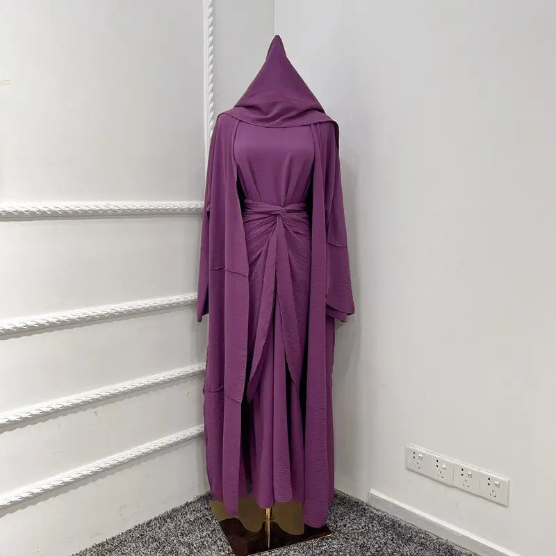 Ensemble 4 pièces pour femmes musulmanes, robe abaya ouverte froissée, comprenant une abaya, un cache-cœur, une robe intérieure sans manches et un foulard hijab.