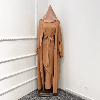Ensemble 4 pièces pour femmes musulmanes, robe abaya ouverte froissée, comprenant une abaya, un cache-cœur, une robe intérieure sans manches et un foulard hijab.