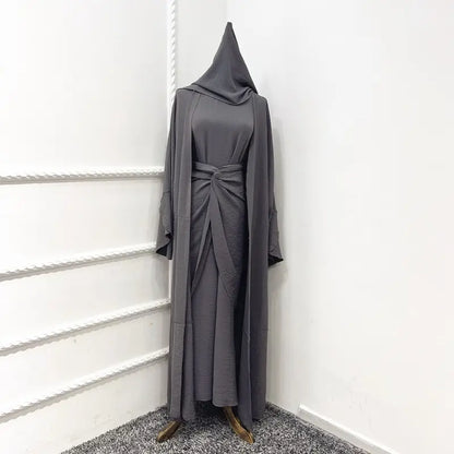 Ensemble 4 pièces pour femmes musulmanes, robe abaya ouverte froissée, comprenant une abaya, un cache-cœur, une robe intérieure sans manches et un foulard hijab.