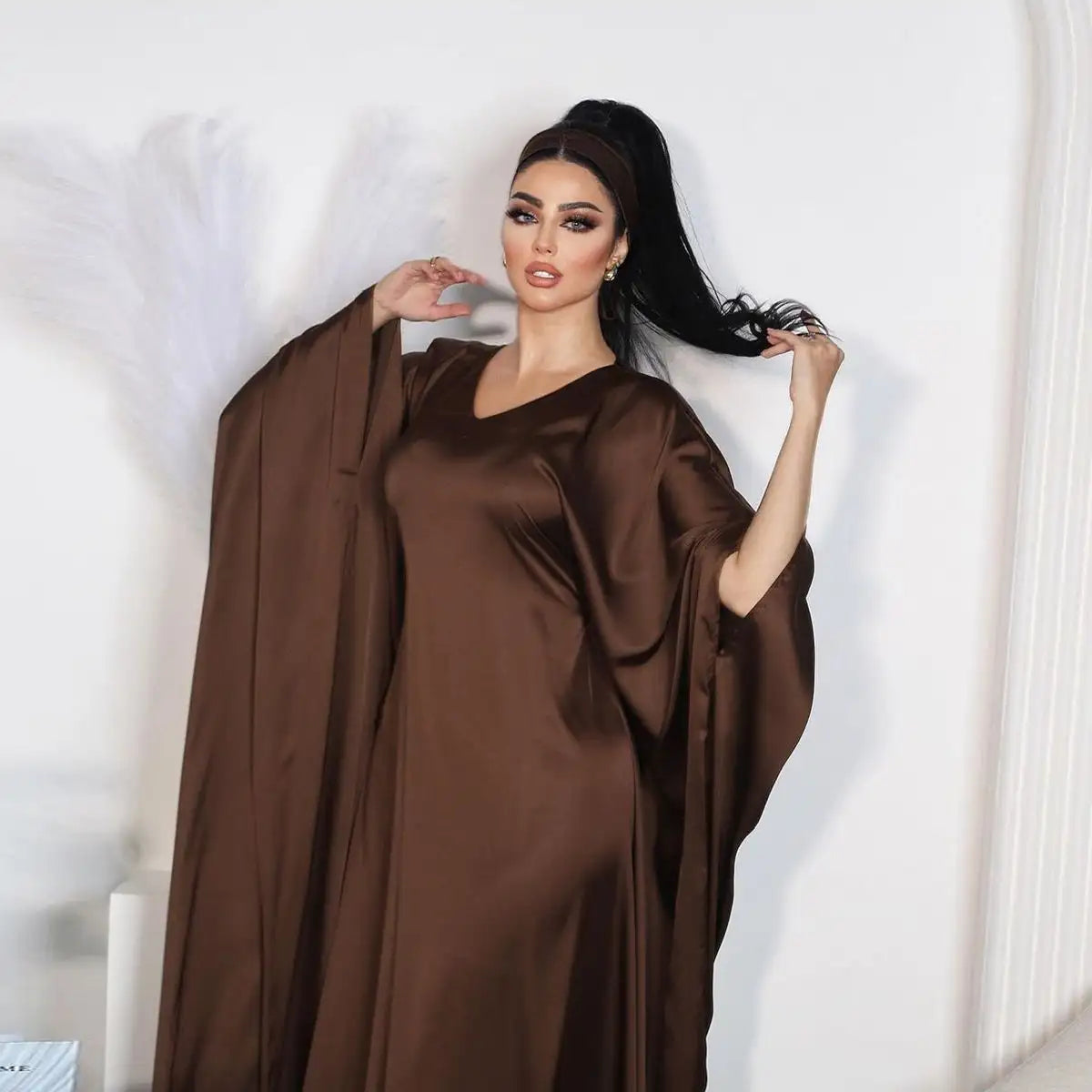Robe Farasha Abaya en satin café à manches chauve-souris