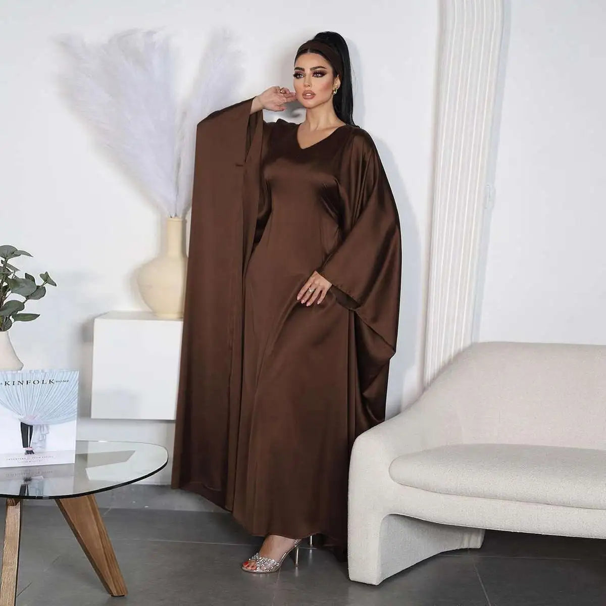 Robe Farasha Abaya en satin café à manches chauve-souris