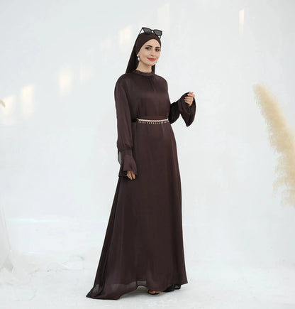 Robe Abaya en satin avec ceinture en chaîne diamantée #25758