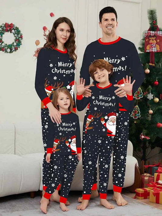 Ensemble pyjama de Noël assorti pour toute la famille avec Père Noël et renne