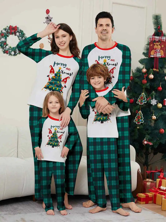 Ensemble pyjama de Noël assorti pour toute la famille avec sapins de Noël
