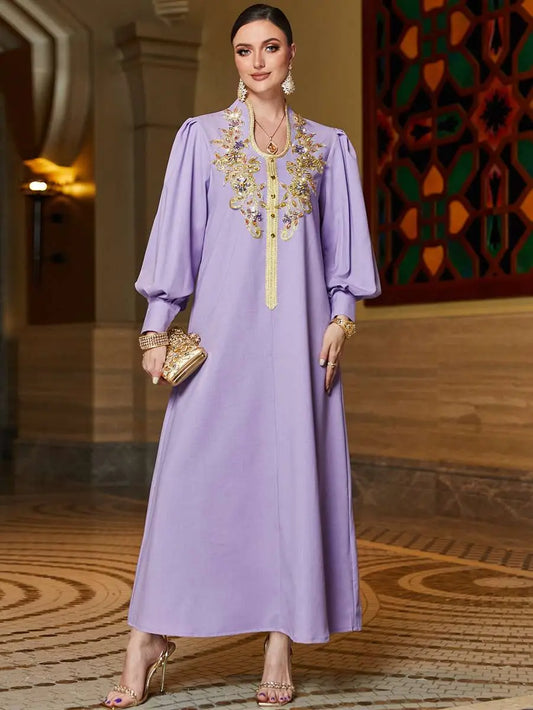 Robe caftan en dentelle avec appliques en strass cousues à la main