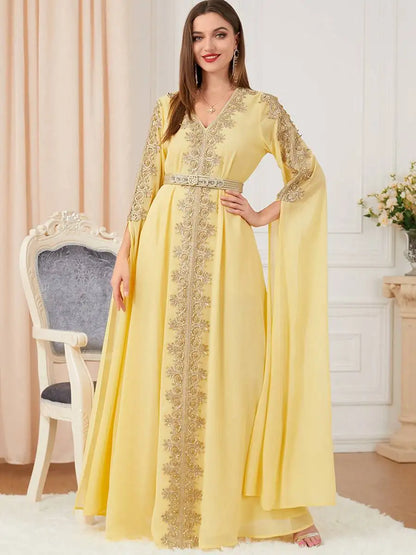 Robe caftan en mousseline de soie pour femme arabe du Moyen-Orient, idéale pour une soirée ou un mariage.