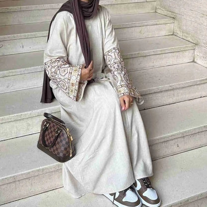 Robe Abaya ouverte à manches brodées et à la mode modeste