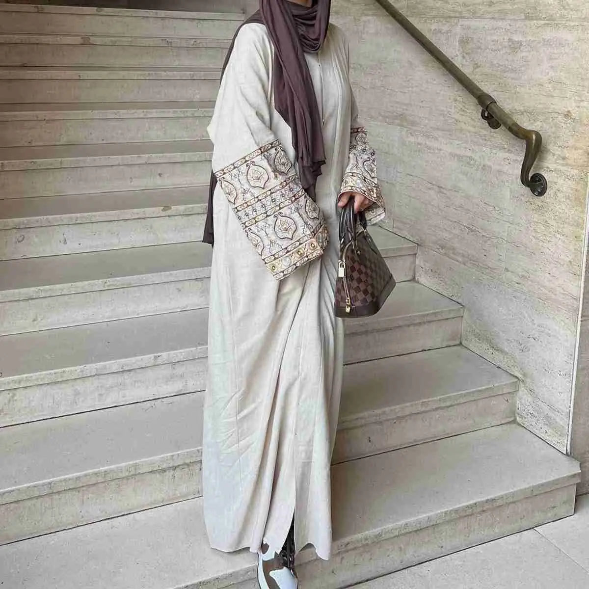 Robe Abaya ouverte à manches brodées et à la mode modeste