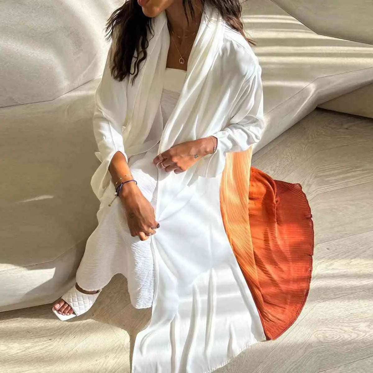 Robe abaya ouverte en mousseline de soie avec cardigan plissé