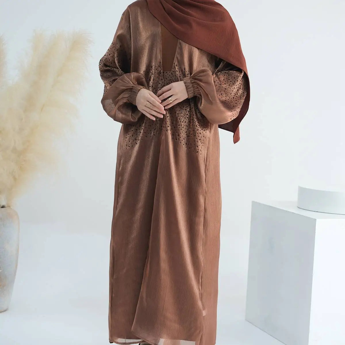 Ensemble 2 pièces robe abaya ouverte à manches bouffantes et froissées