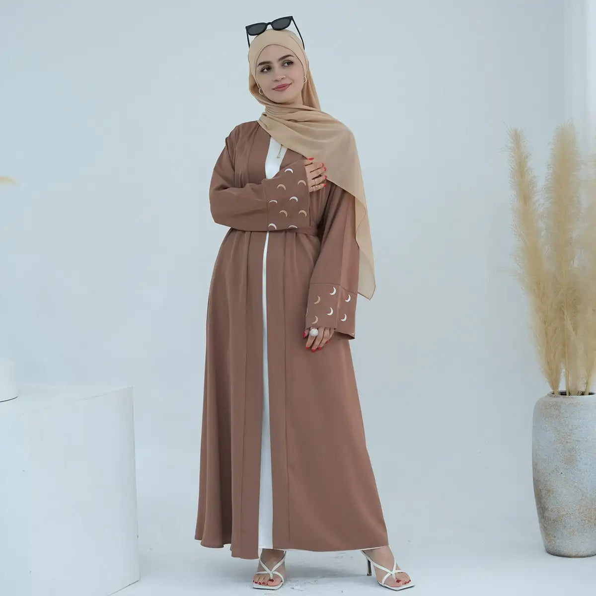 Robe Abaya ouverte brodée Nida Moon pour femmes musulmanes
