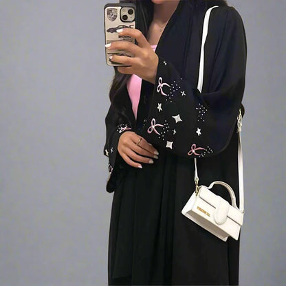 Robe Abaya ouverte en satin avec broderie hijab et poignets
