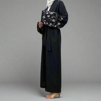 Robe Abaya ouverte à manches brodées de fleurs