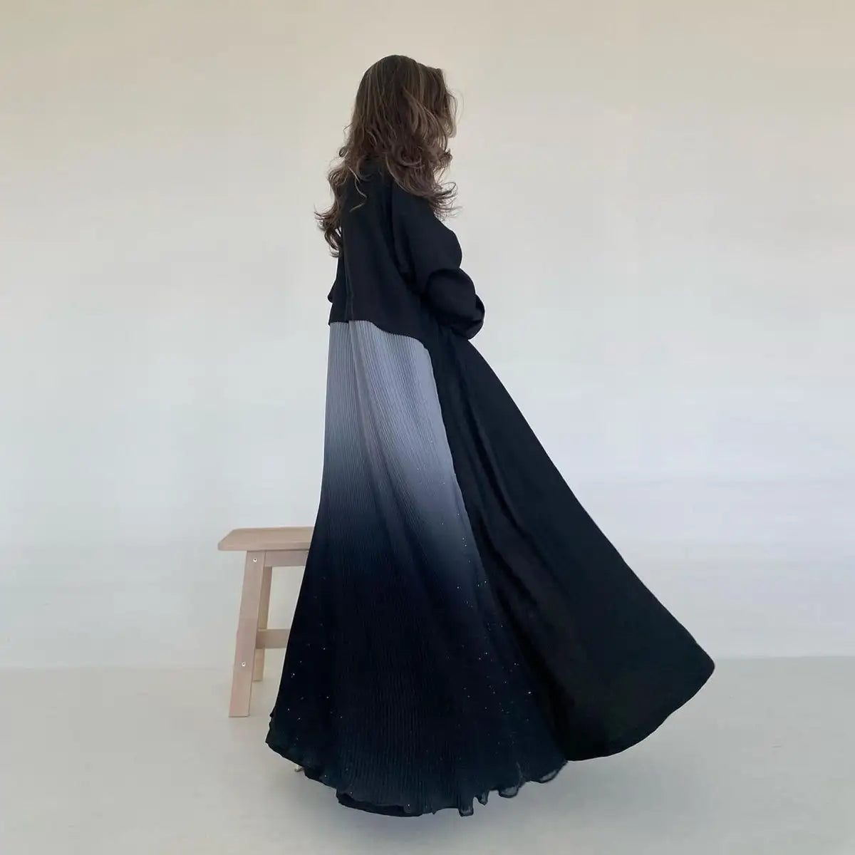 Robe abaya ouverte en mousseline de soie avec cardigan plissé