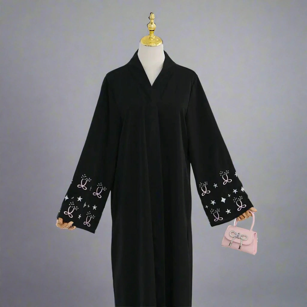 Robe Abaya ouverte en satin avec broderie hijab et poignets