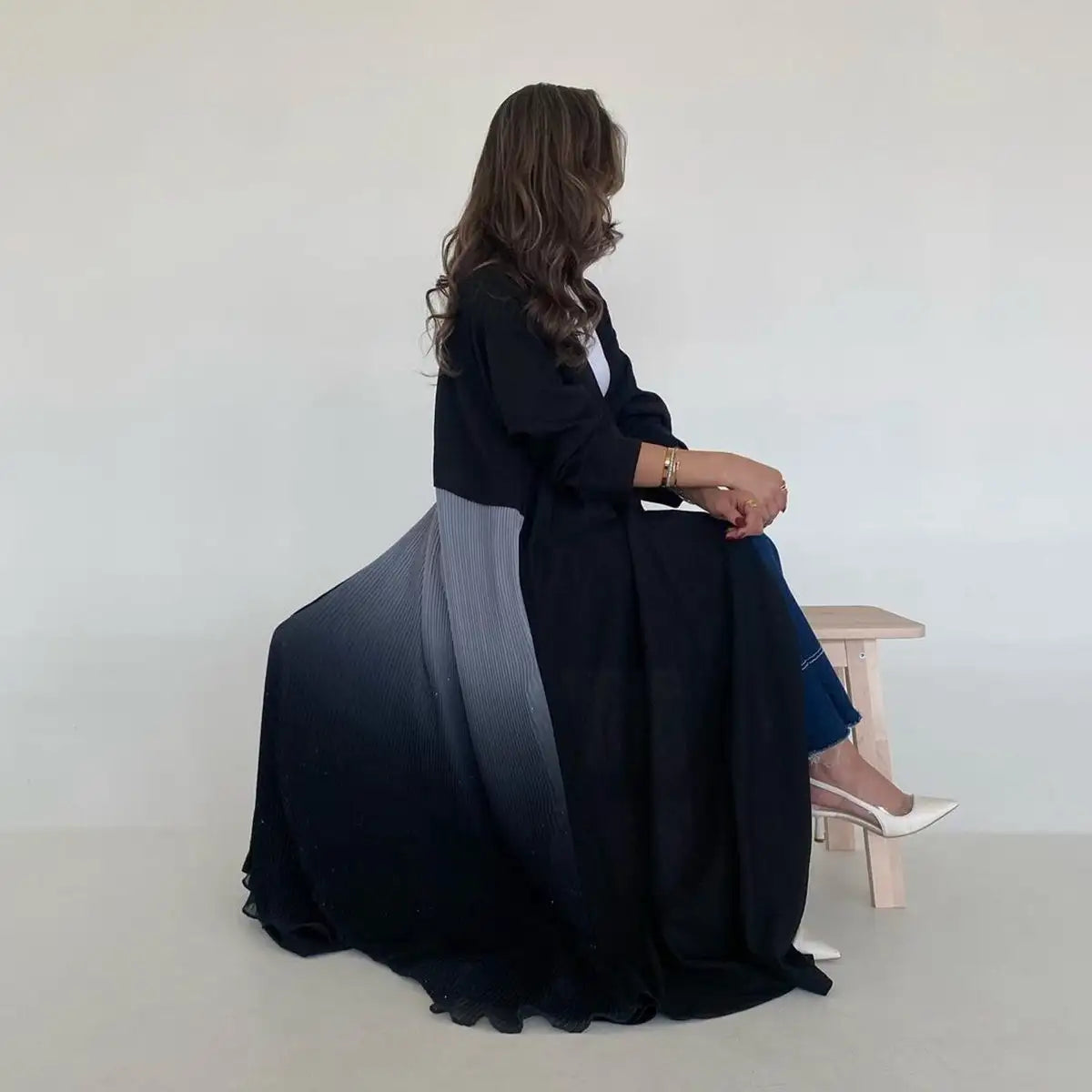 Robe abaya ouverte en mousseline de soie avec cardigan plissé