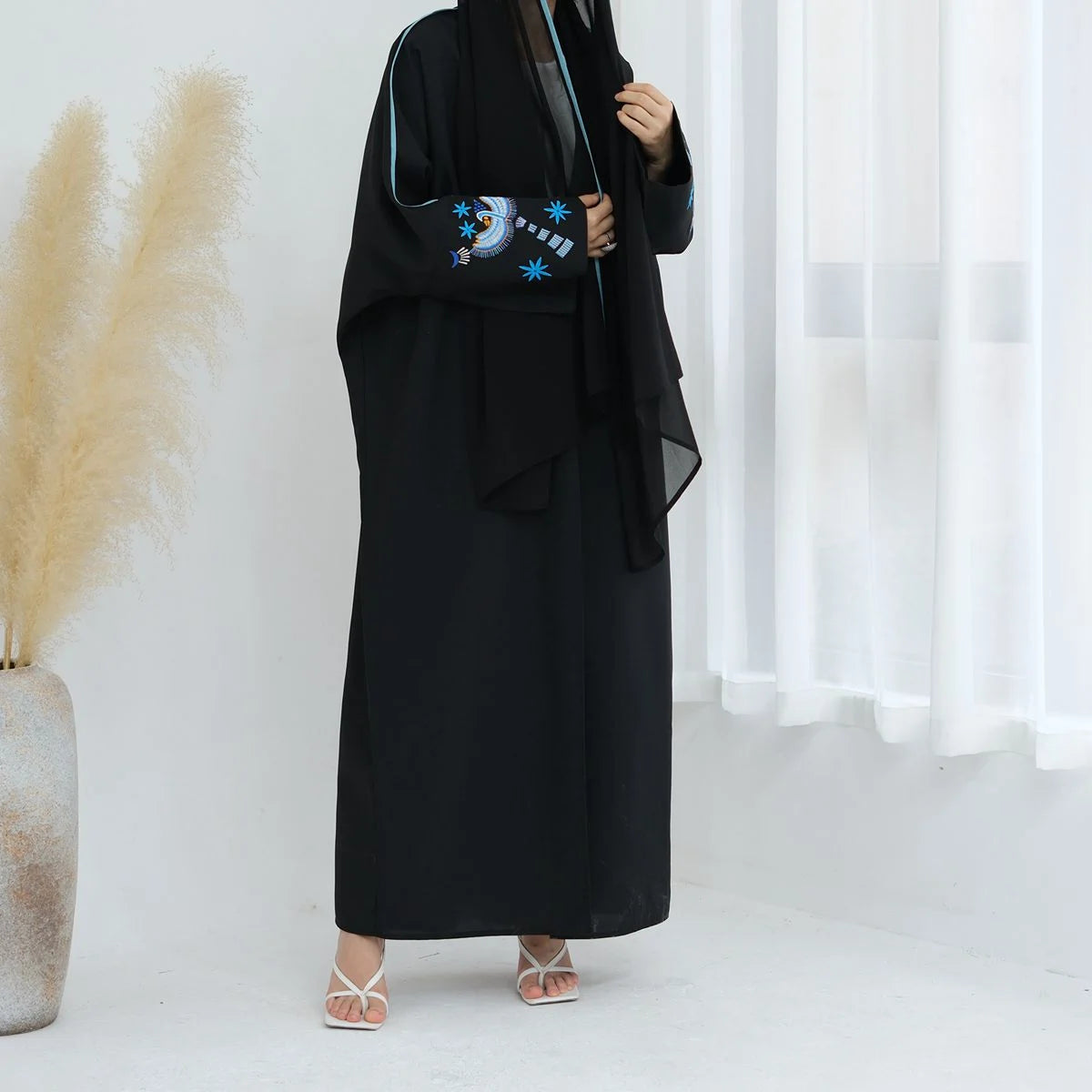 Magnifique robe abaya ouverte en cardigan brodé #24876