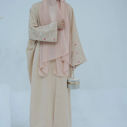 Robe Abaya ouverte avec cardigan brodé en forme de cœur