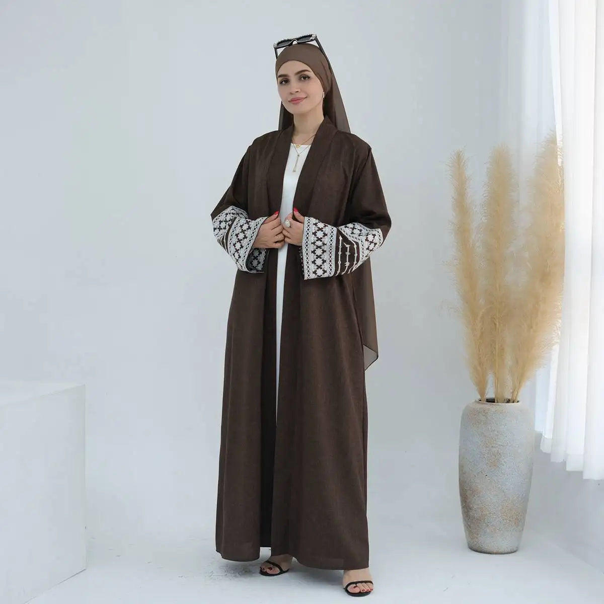 Robe Abaya ouverte avec cardigan à manches brodées