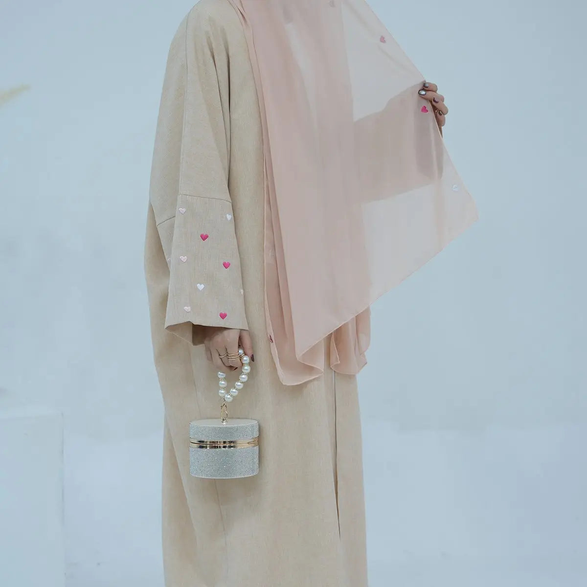 Robe Abaya ouverte avec cardigan brodé en forme de cœur