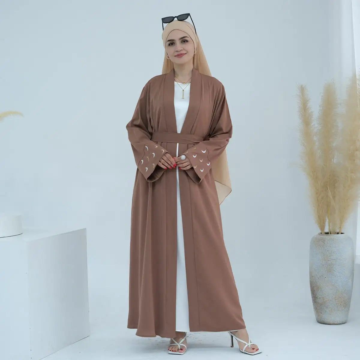 Robe Abaya ouverte brodée Nida Moon pour femmes musulmanes